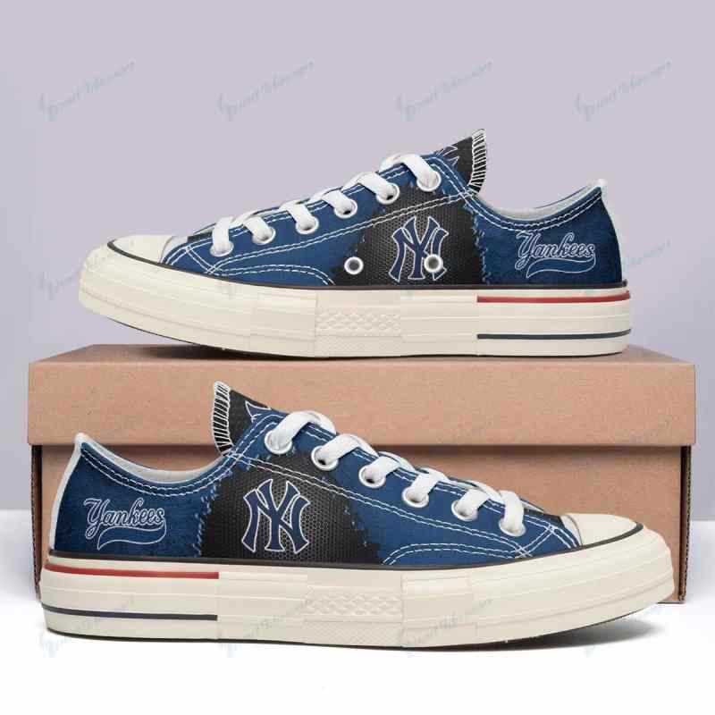 New York Yankees Low Top Canvas Shoes in Use