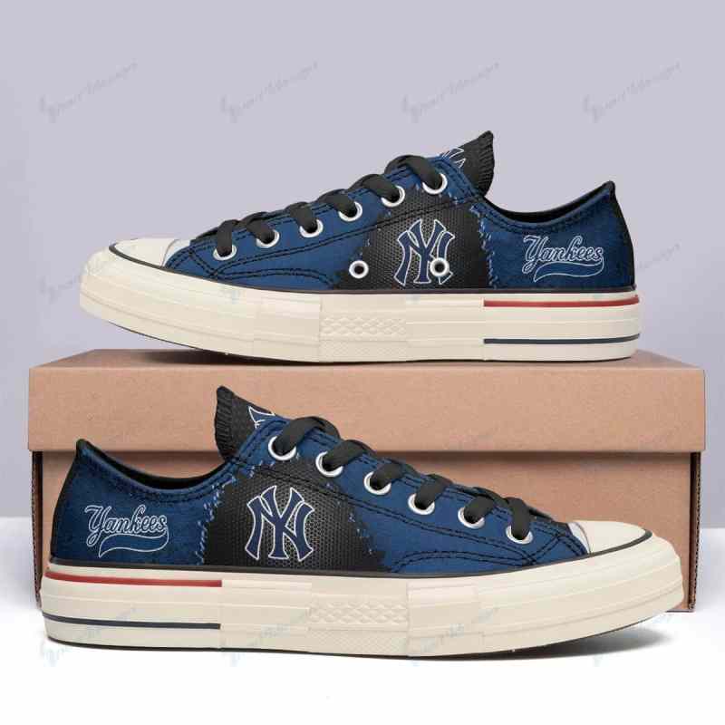 Close-up of New York Yankees Low Top Canvas Shoes